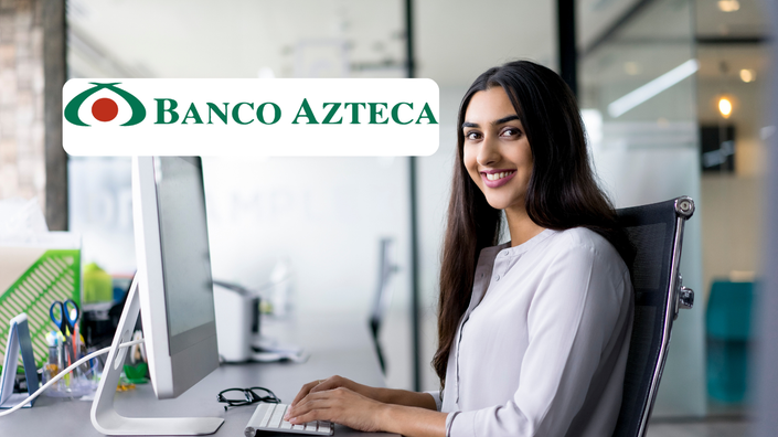 mujer frente a la computadora mirando préstamo personal del Banco Azteca