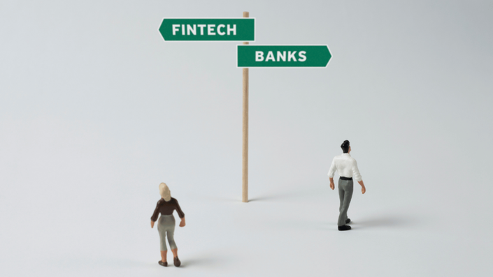 Comparación entre bancos tradicionales y empresas Fintech representada por dos personas eligiendo caminos diferentes.