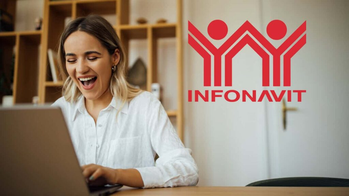 mujer sonriendo ante la computadora viendo préstamo infonavit