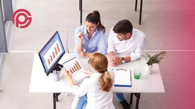 Inversión-la-pareja-mira-os-gráficos-em-papel-e-na-tela-do-computador-que-um-agente-les-mostra