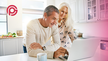 pareja de ancianos mira felizmente la pantalla del portátil