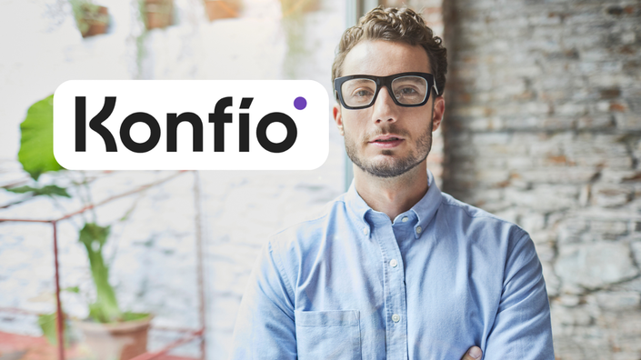 Hombre con camisa de vestir y gafas mirando hacia adelante