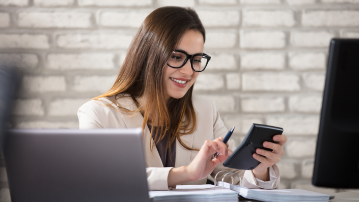 mujer-calculadora-cuaderno-tasas-deudas