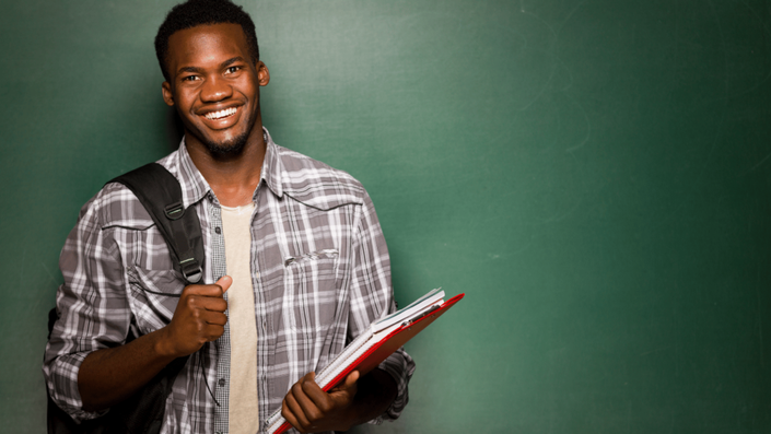 Joven estudiante sonriente con mochila y cuadernos, listo para afrontar los desafíos de la educación universitaria. La preparación y la planificación financiera son clave para el éxito académico.