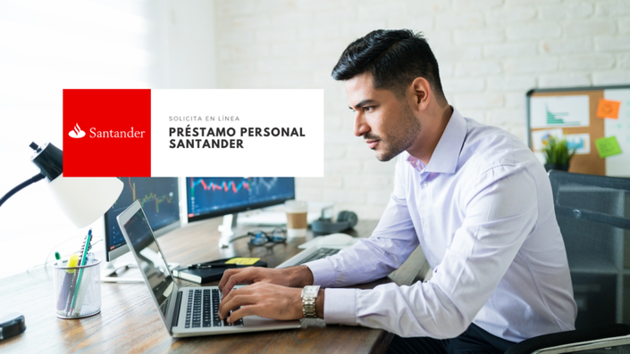 Hombre sentado frente a sus monitores de computadora revisando gráficos sobre ingresos.
