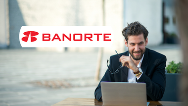 hombre trabajando en su computadora con imagen del préstamo personal banorte