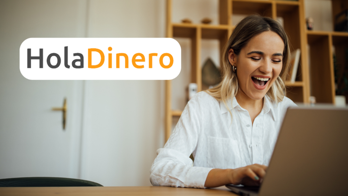 Mujer sonriendo alegremente frente a su computadora portátil