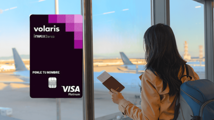 Mujer con pasaporte mirando aviones con tarjeta volaris.