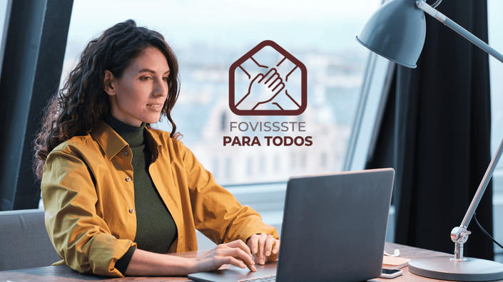mujer-sonriendo-con-cuaderno