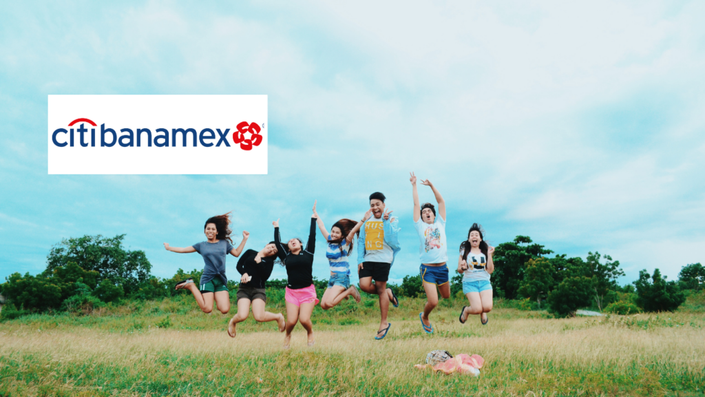 Varias personas en un campo saltando de felicidad.